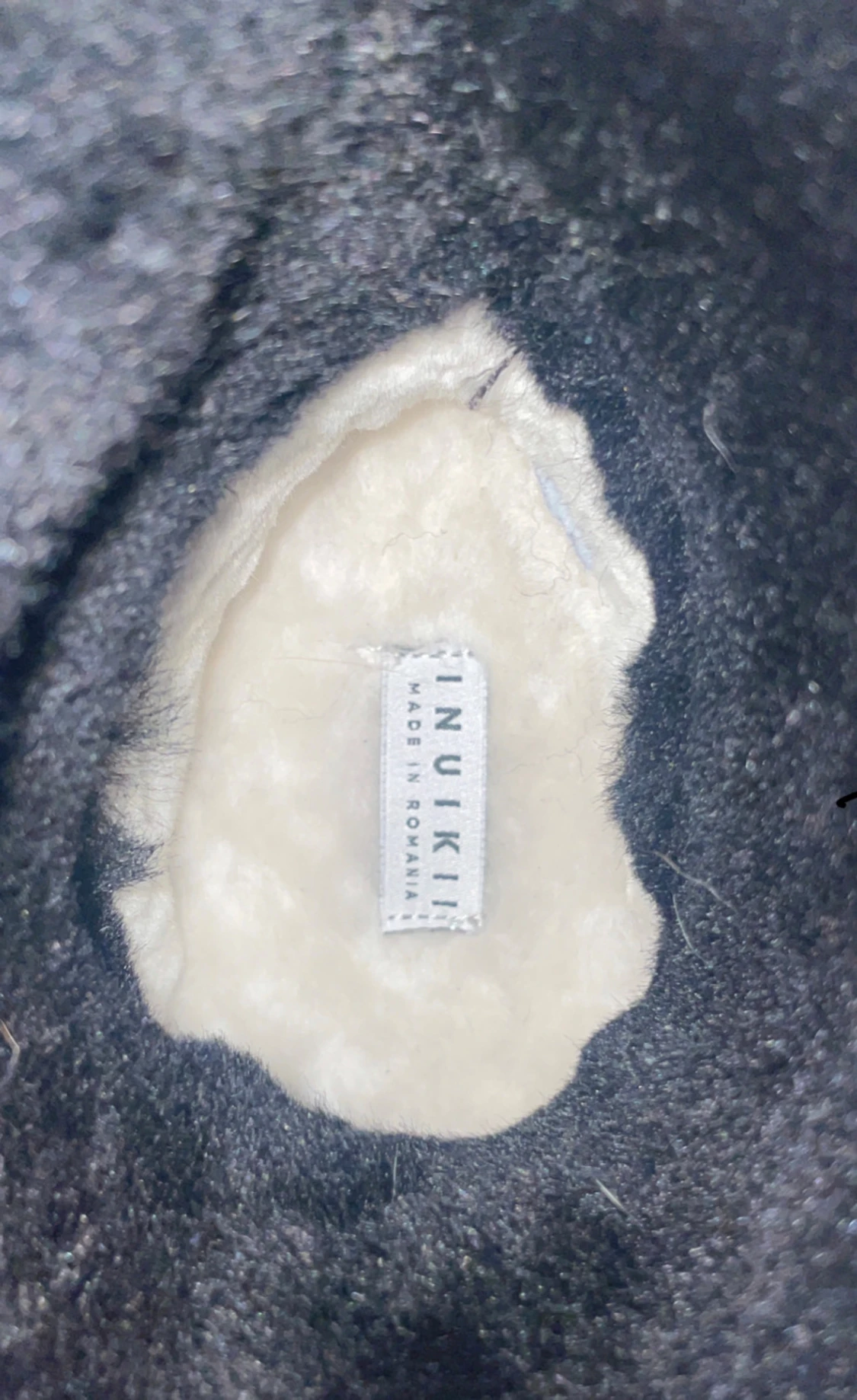 Svarta Inuikii skor - 3