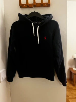 Polo Ralph Lauren hoodie  - Mörkblå hoodie från polo Ralph lauren med vita snören