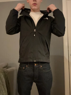 The North Face windbreaker - The North Face windbreaker | Skick 9/10 | Storlek ca 160-165 cm | modellen är 170 | hör av dig vid minsta fråga //CDG