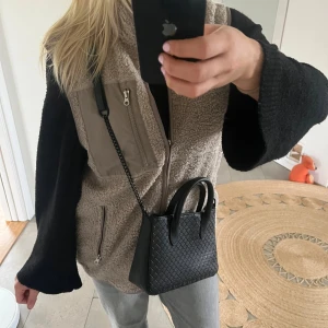 Beige fleeceväst från 157, storlek S - Säljer en beige fleeceväst från 157 i storlek S. Säljer pga att jag inte längre använder den! Den är i fint skick, tecken på användning men inga slitningar! 