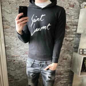 Saint Laurent Hoodie - Bra skick, lite fläckig bara+snören saknas. Storlek S passar dig som är mellan 170-180cm ungefär. Nypris ca 4000kr. Modellen är 185 cm, 79 kg. Troligtvis äkta - lite svårt att avgöra men jag skulle tro att den är legit. Passar bra nu till vintern. Skriv för mer information!🤝