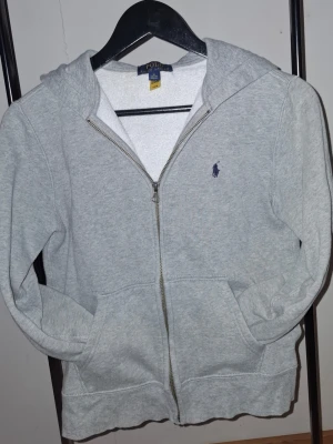  Polo Ralph Lauren zip hoodie - Snygg grå med svart logo hoodie från Polo Ralph Lauren med zip som passar utmärkt till en skön stilren outfit