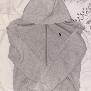 Polo hoodie - Grå polo raulph lauren hoodien som köptes från zalando för ett par månader sen har inga fläckar eller fel använd ungefär 10 gånger. Billig eftersom den inte har snören priset kan sänkas vid snabb affär, ni kan altid skriva:)