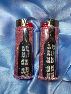 [Specialbeställning] - Diamondsonmydick - lighter 2p - [SPECIALBESTÄLLNING] ⭐️ 2st Refillable BIC MAXI LIGHTER med wrap & rhinestones ⭐️