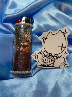 YUNG LEAN - CROWN - lighter - ⭐️1st Refillable BIC MAXI LIGHTER med wrap & rhinestones + drain sticker ⭐️ ✨OBS: under lighter drop 13/12 kommer endast de lighters som har foto och eller sticker med sig i bilden inkludera det, de lighters som ej har något mer i bilden kommer utan något extra!✨🤍 FREEBIES (godis & random stickers) ingår alltid i alla paket 🤍