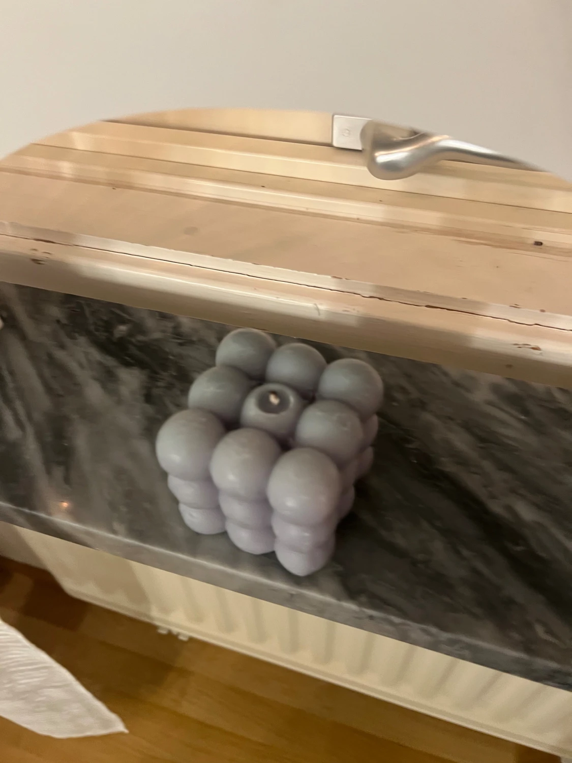 Ljuslila bubbel-ljus i kubform