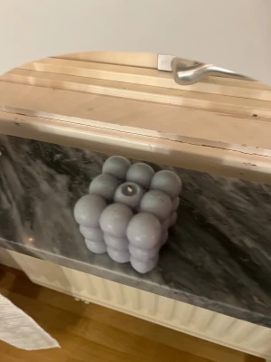 Ljuslila bubbel-ljus i kubform - Säljer ett ljuslila bubbel-ljus i cool kubform. Ljuset består av flera runda bubblor som ger en unik och trendig look, perfekt som dekoration i rummet. Färgen är ljuslila och ytan är blank. Passar dig som gillar modern inredning och vill ha något annorlunda.