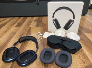 Airpods max Gen 1 - AirPods Max Gen. 1 	•	Hörlurarna fungerar perfekt, 	•	Hörlurarna har inga defekter eller skador, 	•	Fodralet är lite slitet eftersom det låg ihopklämt i väskan och har slitits ut lite, syns på bilden, 	•	Hörlurarna är ett år gamla, så det är uppenbart att de har en svag doft av ägarens parfym (vanilj), 	•	Priset är lågt eftersom: de köptes begagnad,är 1,5 år gamla,fodralet visar synliga tecken på användning och lådan är skadad (insatsen är öppen för ett hål).  Inget kvitto då de köptes begagnat 