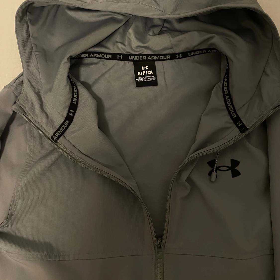 Grå vindjacka från Under Armour - 1