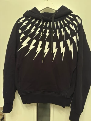 Neil barrett hoodie - Säljer denna snygga NEIL BARRETT hoodie då den inte används längre                                                         Knappt använd 