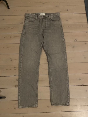 Jack@jones grå - Säljer ett par klassiska . Jack&Jones Relaxed/chris fit. Dom är i bra skick storlek 29-32 nypris 799 vårt pris -49kr