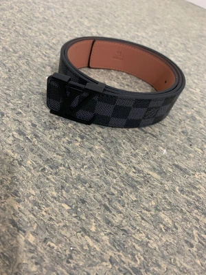 L och V bälte - Perfekta bältet för just dig, denna bältet är väldigt populär pågrund av dens vackra marieral och hur den passar med alla dina outfits och gör dom complete