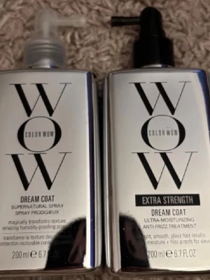 Color Wow Dream Coat spray duo - Två silvriga flaskor Color Wow Dream Coat, en Supernatural Spray och en Extra Strength Ultra-Moisturizing Anti-Frizz Treatment. Båda är 200 ml och har praktiska spraymunstycken, perfekta för att ge håret en slät och glansig finish.