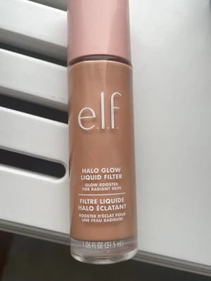 e.l.f. Halo Glow Liquid Filter Shade 3 - Glow booster i flytande form från e.l.f. i färgen Shade 3 Light/Medium. Endast testad en gång!