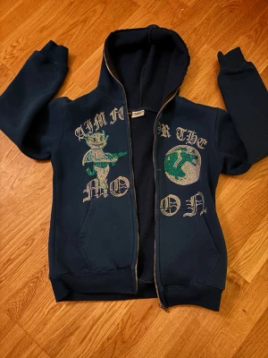 Aim for the moon tröja  - It använt mycket köpte för 1000 stryker och tvättar innan ja fraktar 