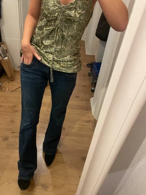 Mörkblå bootcut jeans - Snygga bootcut jeans i lite lösare passform  från Gina tricot i storlek 170, skulle säga XS-S 