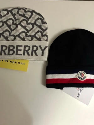 Burberry mössa + moncler mössa  - Helt nytt 