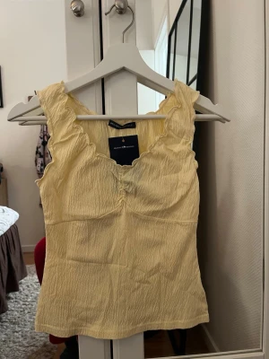 Gul topp Brandy mellville  - Helt ny söt topp från brandy mellville med prislapp. Stretchig i tyget. Köpt för 280