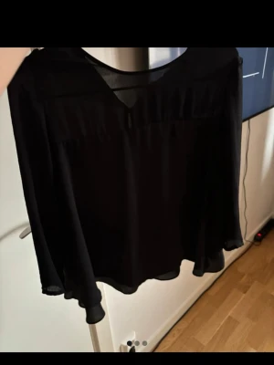 Svart blus  - Jötte fin svart blus från Bershka. Lite längre än trekvart. Blusen har dubbel tyg längst ner. Väldigt bra skick och inga defekter. Stl S. Kontakta mig vid fler frågor eller vid intresse!💕