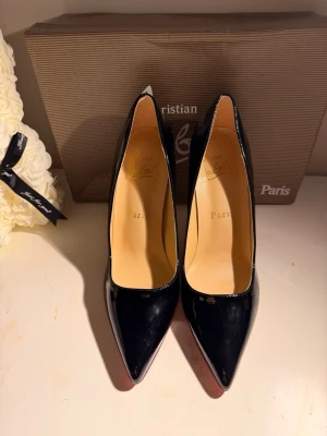 Svarta pumps  Christiann Louboutin - Säljer ett par ikoniska svarta pumps. Har aldrig använt dem. Storlek 37. Priset kan diskuteras