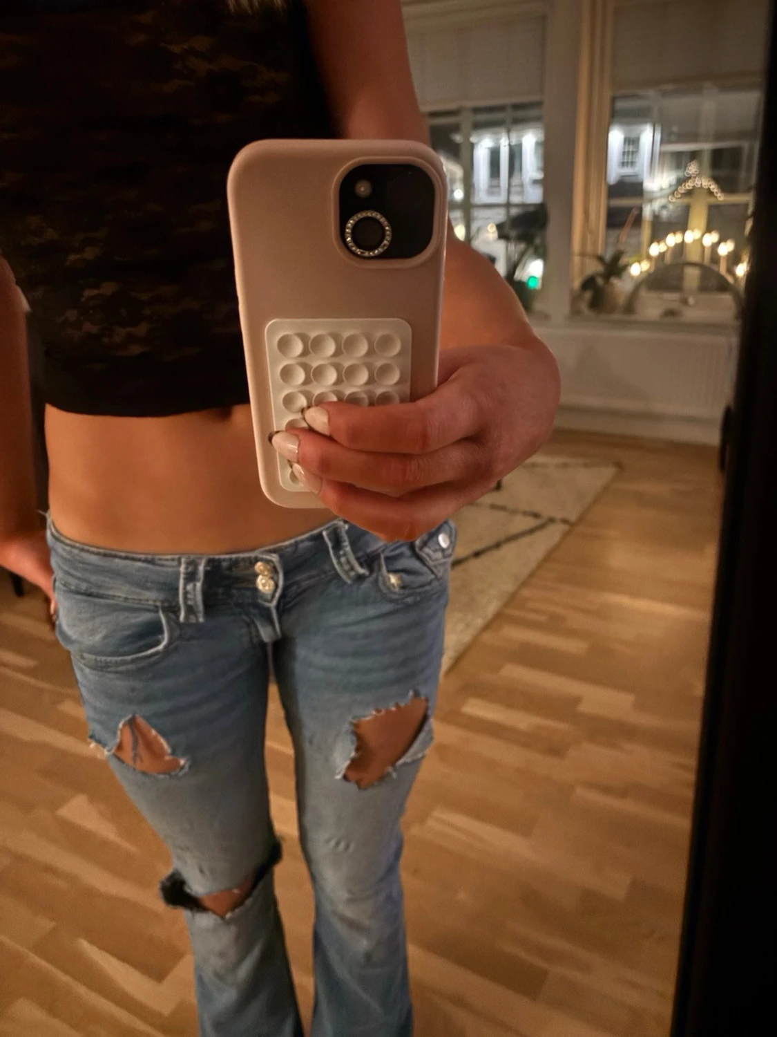 Lågmudjade blå jeans med slitningar  - 1