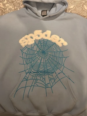 Äkta Sp5der Hoodie - Hej, jag vill sälja min spi5der hoodie då jag har aldrig använt den sen jag köpte den för att den har varit för stor på mig, den är äkta och köp bekräftelse finns som bevis! Storlek M 