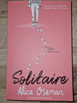 Solitaire - Solitaire är en ungdomsroman om Tori Spring, en cynisk bloggare som navigerar livet efter att ha förlorat sina vänner. Med en unik och modern ton, och inslag av humor och allvar, passar boken perfekt för unga vuxna som söker något annorlunda och relaterbart.