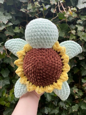 Virkad gosedjur sköldpadda - En supersöt sköldpadda med solros tema som är virkad. Den är väldigt fluffig och mjuk!   ‼️BRA ATT VETA:  Den går att göras i andra färger. Bara kontakta mig så kan vi komma överens om du önskar andra färger.   Den är inte lämplig för barn under 3 år pga plastögonen. 