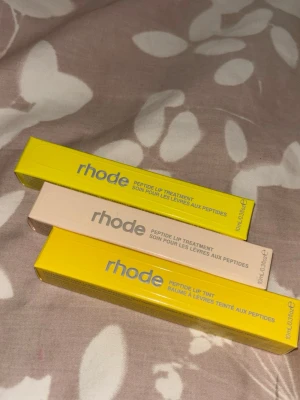 Rhode Peptide Lip Treatment trio - Tre stycken Rhode Peptide Lip Treatment i smakerna Lemontini, Salted Caramel och Passionfruit Jelly. Helt nytt och oanvänd.