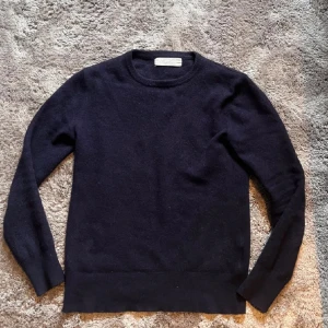 Mörkblå kashmirtröja med rund hals - Säljer en Kashmir tröja med 100% Kashmir frin sayless. Nypris runt 1000kr. Otroligt bra skick då den inte har några deffekter pà sig! Skriv vid frågor ✨