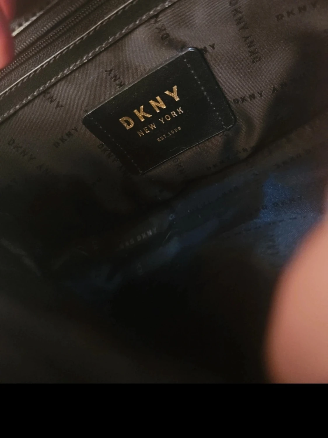 Svart axelväska från DKNY med kedja - 2