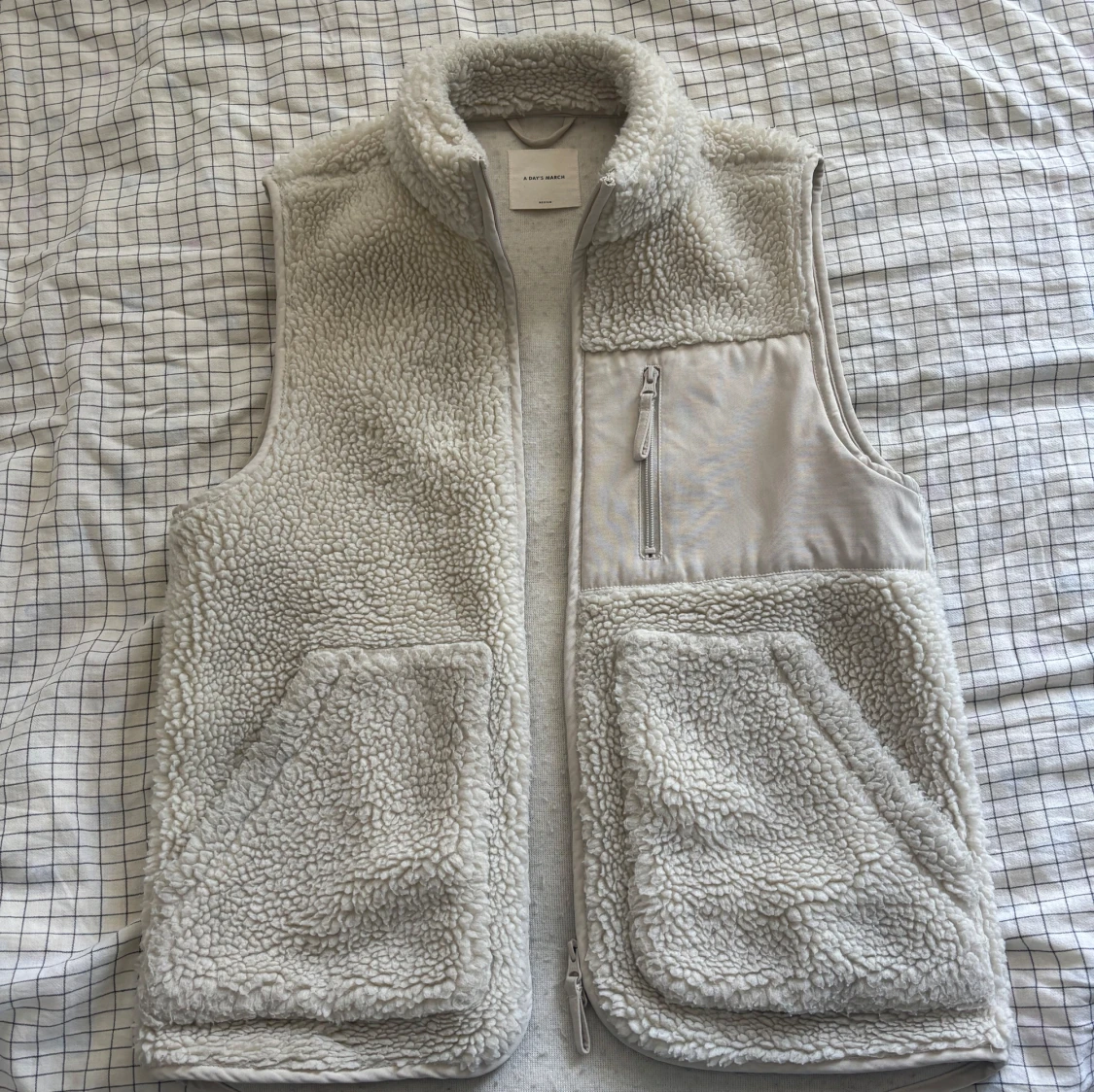 A Days March - Beige fleeceväst