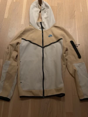 Nike tech  - Det är en fräsch beige vit Nike tech som knappt är använd. Kan tänka mig att få ner i pris.