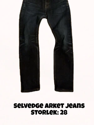 Selvedge ARKET jeans  - 🔹japanskt Selvedge 🔹Storlek: 28 🔹Mått: midja: 37cm längd: 95cm         lår: 20cm benöppning: 15cm 🔹Inga skador  🔹Fråga gärna frågor