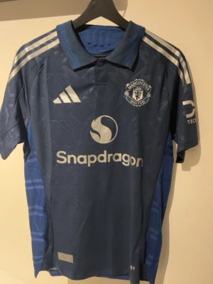 Man United 24/25 bortaställ - Storlek L, slim fit passar M. Nyskick med lappar. Endast testad.