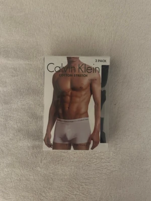 Calvin Klein kalsonger  - Bilderna visar ett 3-pack Calvin Klein Cotton Stretch kalsonger, helt oöppnat säljer eftersom jag köpte fel storlek och tappat bort kvitton. Size S