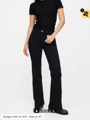 Nya svarta flare jeans från Bikbok (prislapp kvar) - Säljer ett par svarta bootcut jeans från Bikbok, modell JP Camille, eftersom jag tog fel storlek. Stretchiga jeans som är midwaist och flare. Jeansen har små fickor framtill som är en snygg detalj. Skulle säga att jeansen passar någon som pendlar mellan M och L.              Nypris 499 kr!!