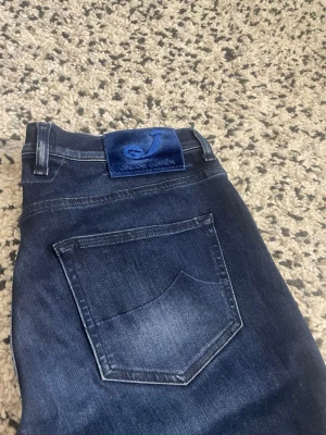 Jacob Cohen jeans - Ett par shyssta jacob choen jeans. De är i 10/10 skick. Skriv om ni är intresserade👌är storlek 27 men om man vill att de ska sitta slim fit så ska man ha storlek 29🤗