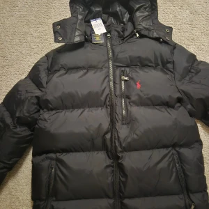 Svart puffer från Polo Ralph Lauren. - Svart puffer jacka från Polo Ralph Lauren. Toppskick aldrig använt.