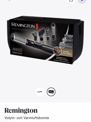Remington varmluftsborste Amaze - Remington Amaze Airstyler är en svart volym- och varmluftsborste med flera utbytbara borsthuvuden för styling. Den har jonisk teknologi och levereras i en snygg svart förvaringsväska. Perfekt för att skapa volym och lockar. Kommer med original väskan, som ny inga defekter.