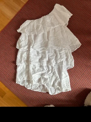Vit enärmad klänning från Levete - Vit kort klänning men en axel. Använd en gång