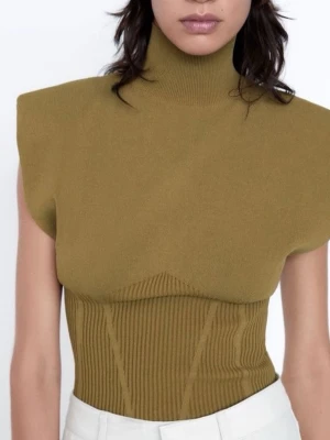 Brun ribbad polotröja från Zara - Säljer en brun polotröja från Zara i storlek S. Tröjan har ribbad struktur nertill och en hög krage. Dragkedja framtill gör att du kan styla den på olika sätt. Materialet är stickat och ger en skön känsla. 