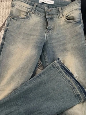 Fina ljusblåa jeans från berskha  - ljusblå jeans med vita detaljer, har använts fåtal gånger av mig men köpte dom här på Plick så är lite osäker på hur mycket dom använts säljer då dom inte riktigt faller mig i smaken tyvärr❤️står storlek 40 i byxorna men jag skulle säga att de är som en M 