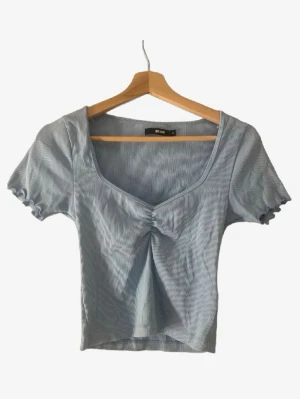 Ljusblå ribbad topp från Bik Bok - 💖