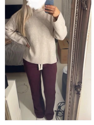 Beige stickad tröja  - Beige stickad tröja med krage. Storlek S från lager 157. Hör av er vid frågor mvh Liam