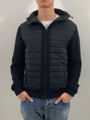Gran Sasso Cardigan Navy - Sällsynt cardigan från Gran Sasso i nyskick. Ordinarie nypris ca 5000 kr. Modellen är 175 cm och väger 70 kg. Storlek 48 men passar S-M. Stickningen är i 100% ull och vadderingen i polyester. 