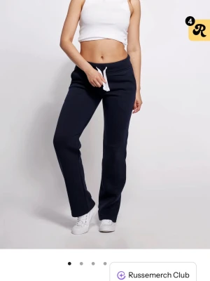 Russemerch byxor i mörkblå - Säljer mina russemerch byxor i storlek xs. Super trendiga och bra för dig som vill klä dig lite avslappnat, men fortfarande snyggt. 