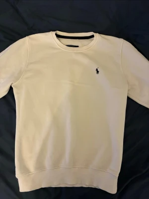 Vit långärmad tröja Ralph Lauren - Säljer denna snygga tröja från Ralph lauren.