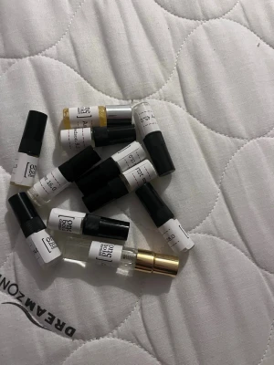 One Bond Chemist parfymprover - Upptäck flera olika doftprover från One Bond Chemist. Perfekt för dig som vill testa nya parfymer och hitta din favorit. Smidiga små flaskor som är enkla att ta med sig. 