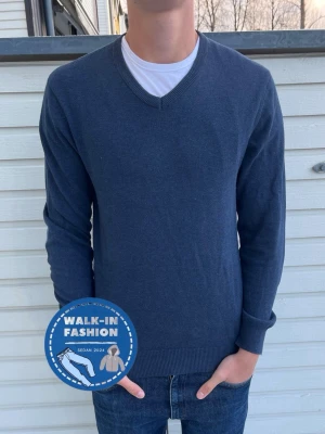 John Henric tröja  - Snygg mörkblå v-ringad tröja från John Henric. Skick 8.5/10 riktigt bra utan synliga defekter. Modellen är 181 men passar allt mellan 172-182 som bäst. Hör av er vid frågor!